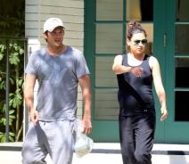 trudna-mila-kunis-i-eston-kucer-u-poseti-milinim-roditeljima