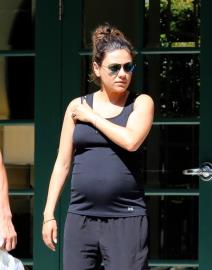 trudna-mila-kunis-i-eston-kucer-u-poseti-milinim-roditeljima