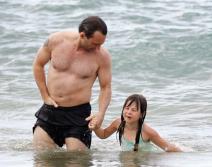 porodicni-dan-na-plazi-zgodne-tate-i-veseli-malisani