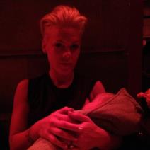 fotografije-poznatih-mama-koje-doje