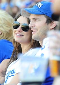 trudna-mila-kunis-na-bejzbol-utakmici