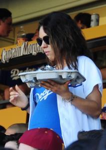 trudna-mila-kunis-na-bejzbol-utakmici