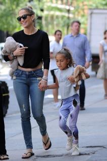 dzenifer-lopez-plisani-meda-kao-modni-detalj-foto