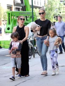 dzenifer-lopez-plisani-meda-kao-modni-detalj-foto