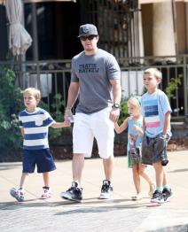 mark-volberg-porodicni-odlazak-u-bioskop-foto