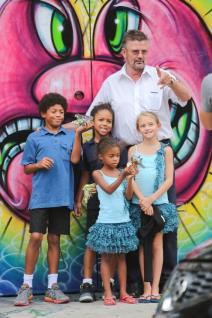 otac-slavne-manekenke-u-setnji-s-unucima-foto