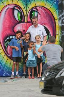 otac-slavne-manekenke-u-setnji-s-unucima-foto