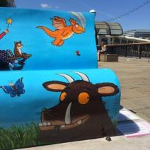 klupe-iz-bajki-kako-je-london-kod-dece-probudio-ljubav-prema-knj