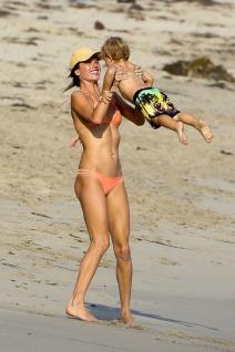 alesandra-ambrozio-zabavan-porodicni-dan-na-plazi-foto