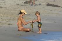 alesandra-ambrozio-zabavan-porodicni-dan-na-plazi-foto