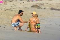 alesandra-ambrozio-zabavan-porodicni-dan-na-plazi-foto