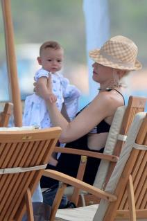 gven-stefani-podojila-sina-u-javnosti-foto