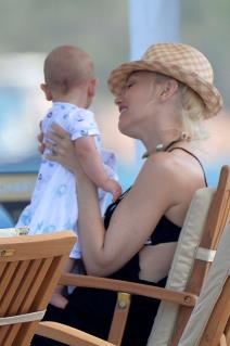 gven-stefani-podojila-sina-u-javnosti-foto