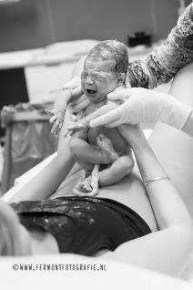 vratolomije-u-stomaku-bebin-omiljeni-polozaj-i-nakon-rodjenja-fo