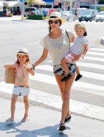 alesandra-ambrozio-provodi-leto-u-druzenju-s-decom-foto