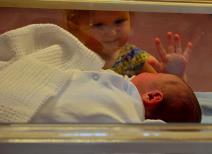 dirljivo-prvi-susreti-dece-brace-i-sestara-s-bebama-foto