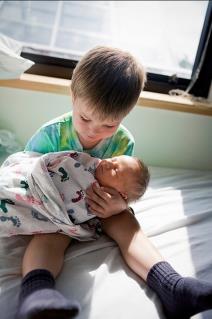 dirljivo-prvi-susreti-dece-brace-i-sestara-s-bebama-foto