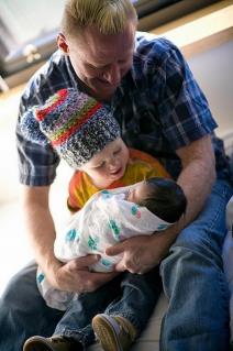 dirljivo-prvi-susreti-dece-brace-i-sestara-s-bebama-foto