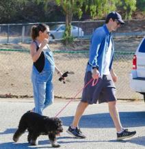 mila-kunis-i-eston-kucer-poslednji-dani-u-iscekivanju-bebe-foto