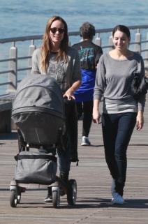 olivija-vajld-u-setnji-sa-sinom-foto