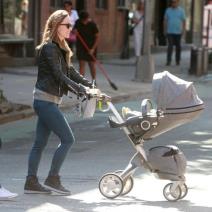 olivija-vajld-u-setnji-sa-sinom-foto