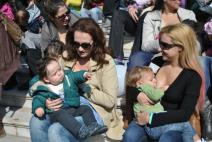 grcka-stotine-mama-istovremeno-dojile-bebe-na-javnim-mestima-fot