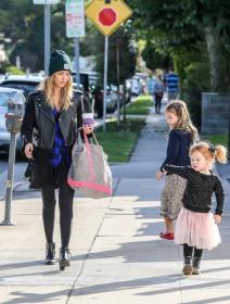 vreme-rezervisano-za-zensko-drustvo-poznate-mame-i-cerke-u-setnj