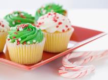 10-ideja-za-dekoraciju-novogodisnjih-kapkejkova