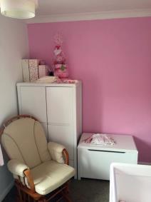 ne-obicna-prica-decak-u-roze-sobi-foto