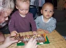 neverovatno-da-li-biste-pomislili-da-su-ovi-decaci-blizanci