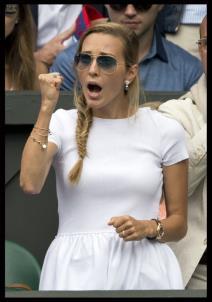 jelena-djokovic-na-vimbldonu-jednostavan-stil-poznate-mame-oduse