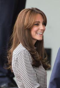 poslovni-izgled-zgodne-mame-kejt-midlton-haljina-za-prvi-dan-nak