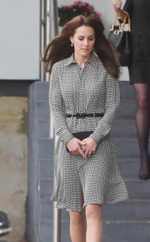 poslovni-izgled-zgodne-mame-kejt-midlton-haljina-za-prvi-dan-nak