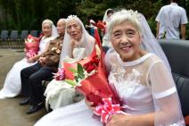 vise-od-pola-veka-ljubavi-parovi-u-kini-zajednickom-proslavom-ob