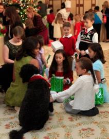 praznicne-carolije-u-beloj-kuci-malisani-posetili-dom-predsednik