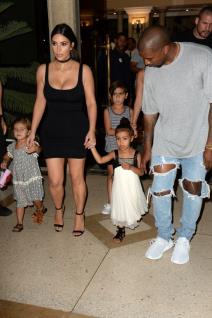 porodicno-uzivanje-sestre-kardasijan-otputovale-sa-decom-na-kubu