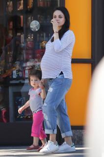 mila-kunis-u-setnji-sa-porodicom-poznata-mama-u-poodmakloj-trudn