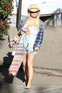 leto-2017-modni-stil-poznatih-mama-na-plazi-foto