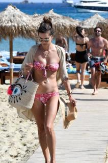 leto-2017-modni-stil-poznatih-mama-na-plazi-foto