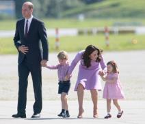 lupanje-nogicama-o-pod-i-bacanje-na-zemlju-princeza-sarlot-video