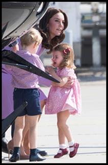 lupanje-nogicama-o-pod-i-bacanje-na-zemlju-princeza-sarlot-video