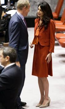 prvi-radni-dan-od-rodjenja-blizanaca-zanosna-amal-ponovo-odusevi