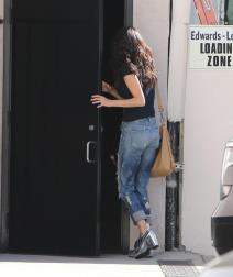 amal-kluni-u-neobicnom-izdanju-poznata-mama-u-iscepanim-farmerka