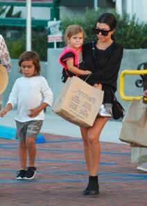 po-dogovoru-trudne-u-isto-vreme-jos-jedna-sestra-kardasijan-u-ce