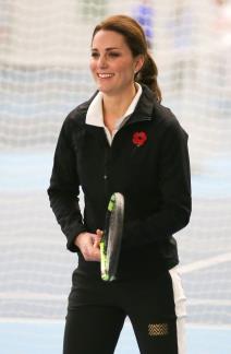 uvojci-u-repu-stikle-zamenjene-patikama-trudna-kejt-midlton-na-t