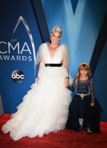 velika-i-mala-princeza-pink-i-sestogodisnja-vilou-zasijale-na-cr