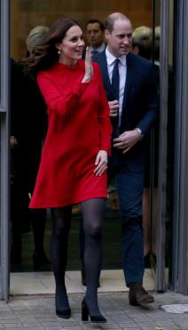 kratka-crvena-haljina-i-visoke-stikle-vojvotkinja-ponovo-odusevi