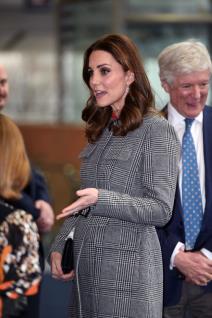 kratka-crvena-haljina-i-visoke-stikle-vojvotkinja-ponovo-odusevi