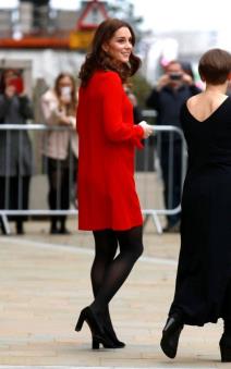 kratka-crvena-haljina-i-visoke-stikle-vojvotkinja-ponovo-odusevi