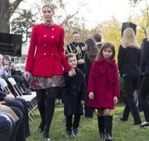 pod-maminom-suknjom-sin-ivanke-tramp-pronasao-savrseno-mesto-za